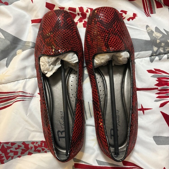 R by Trotters Tosha Red Snakeskin Loafer Flats Women's Size 9W Slip On New - Picture 1 of 10